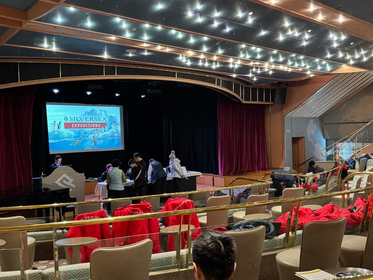 每天下午報告隔天下船注意事項的大廳，也是一開始上船報到的地方