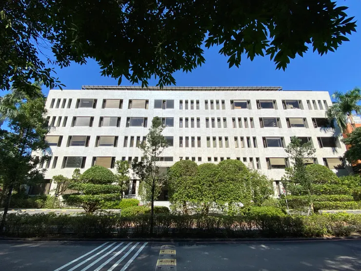 在整齊排列中，打破規矩的開窗