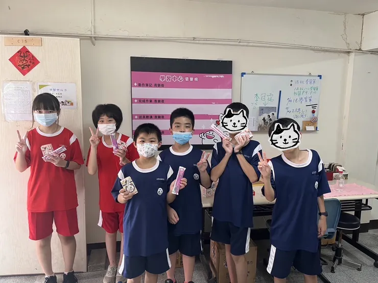 課堂結束後，這群孩子請小書帶他們到學習中心兌換真心好禮（過程中，小書覺得自己好重要😁