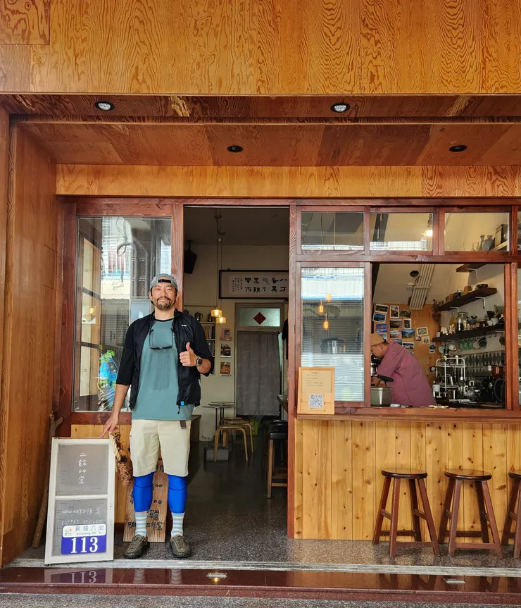 老闆的家長說沒有拍到店名。好的，那麼再一張吧。