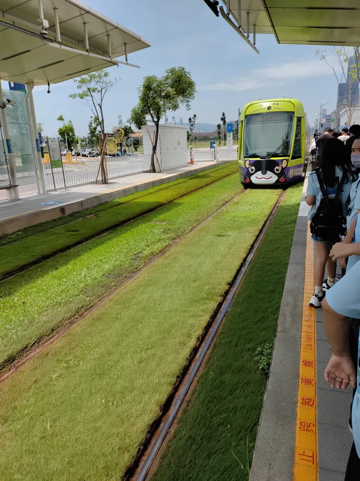 緩緩進站的輕軌