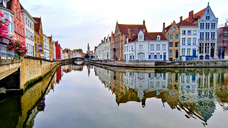 【黃昏水岸幽闃竟由兩老信步獨享!漫步到下午四點多返住處小事休息,近7點再出門到附近運河邊走走,天還頗亮。】