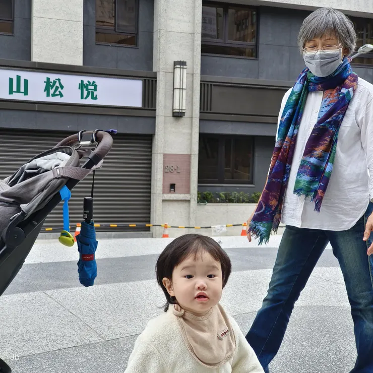 【星期六帶萬萬去行天宮親子圖書館上完體能課，在捷運中山站附近玩一會兒。】