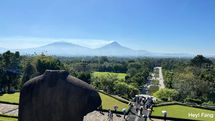 從婆羅浮屠遠眺火山