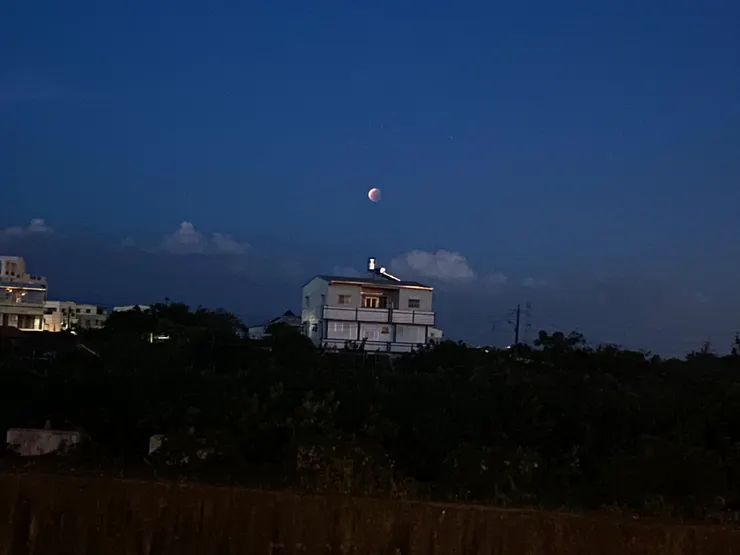 晚了，有月亮陪我走🌜