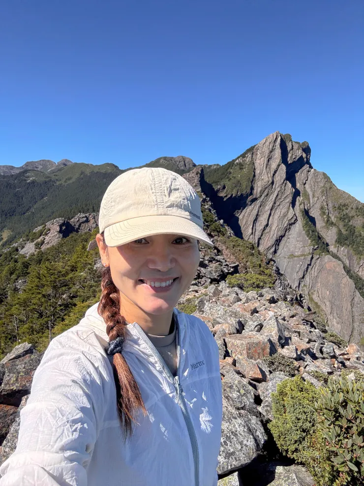 第一次看到稜線上這麼多石頭超級驚訝