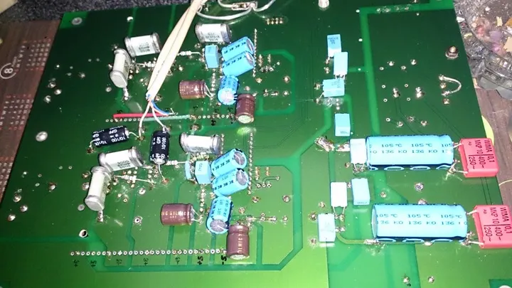 DAC 主板背面，不少東西焊在背面，數位電源濾波多加了兩顆 Philips 136 2200uF 電容