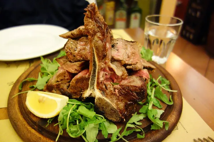 丁骨牛排就是來自飯店櫃檯人員的推薦