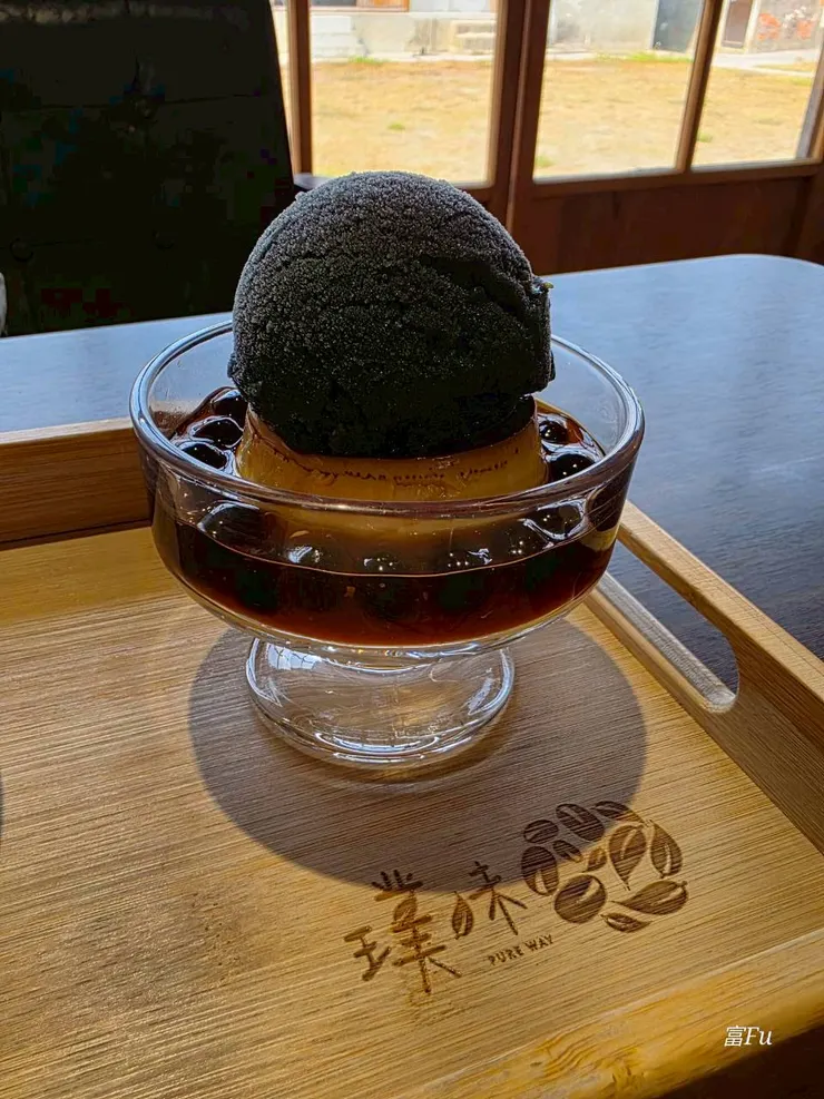 限定布丁冰。黑鳳梨冰我也好愛，吃起來有一股彈珠汽水的味道配上香甜鳳梨，想再來一球XD，布丁也是值得單點的等級