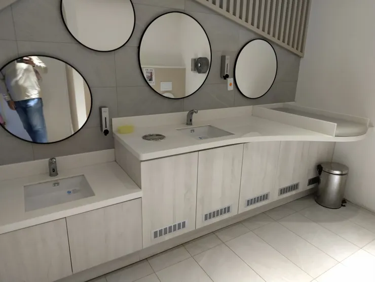 乾淨的尿布台跟適合小朋友的洗手台