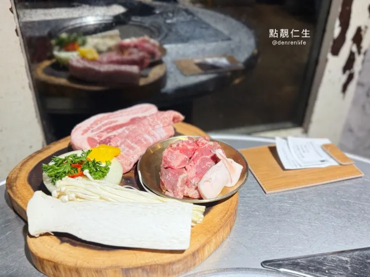 2人份的肉肉套餐 還有一些洋蔥菇菇 | 料韓男韓式燒肉