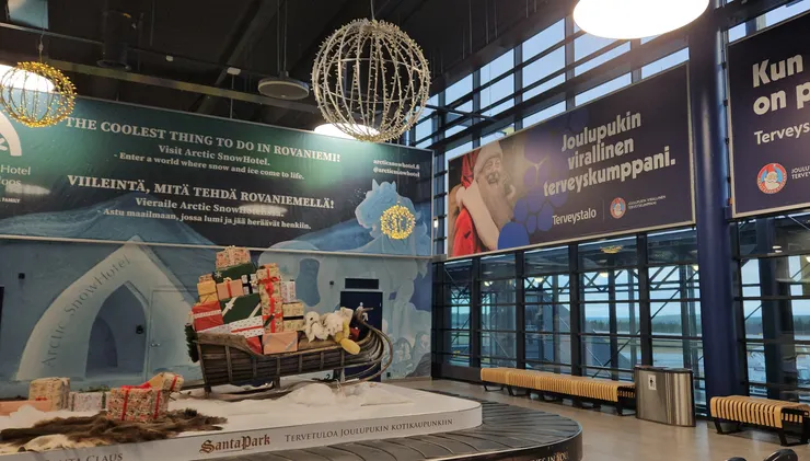 羅瓦涅米機場充滿聖誕氛圍