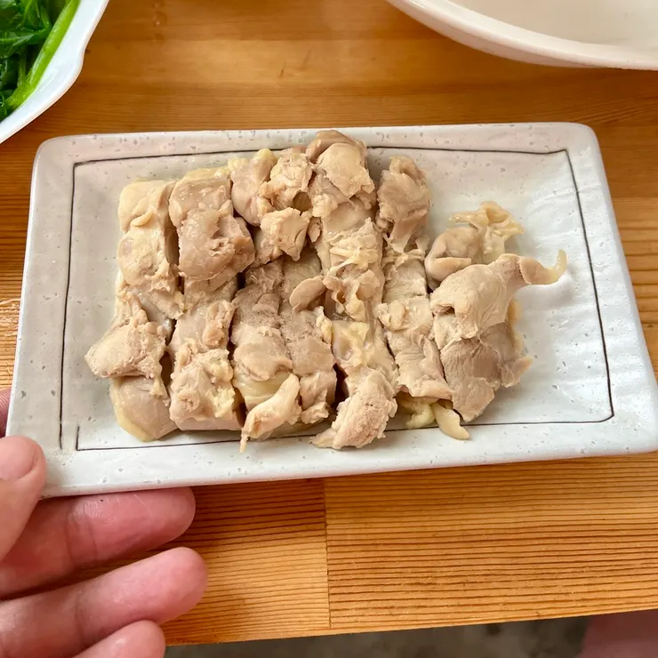 雞腿用這個方式泡熟後，拿出來是皮帶點黏黏的膠質，肉很軟嫩的口感，如果想要更香一點，還可以拿噴燈把皮面噴一點微焦。不過這是翻過來到肉面拍的，就沒那麼好看