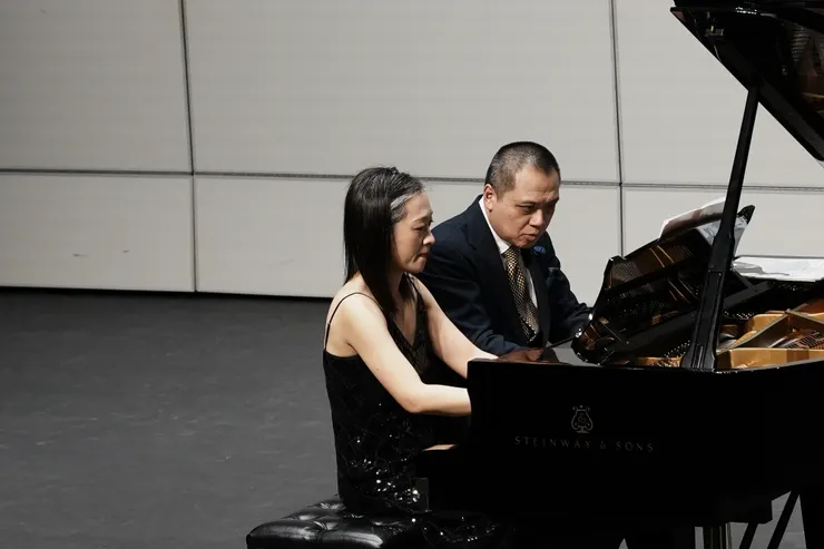 蘇顯亮與許曉君(左)四手聯彈