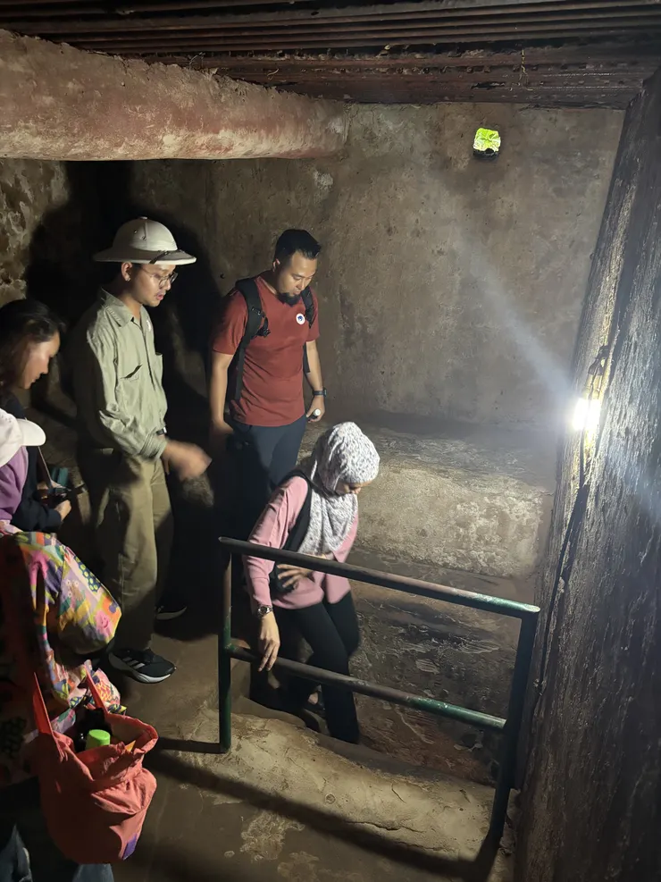 親自走地道,只能彎著腰走路