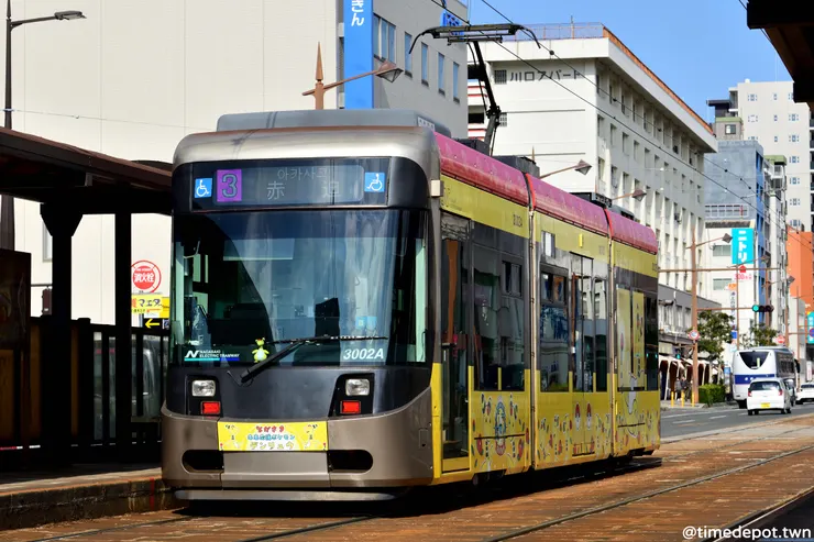 近年因應無障礙需求，路上也開始出現低地板電車，但目前數量還不多。圖為長崎電軌引進的首款低地板電車3000形