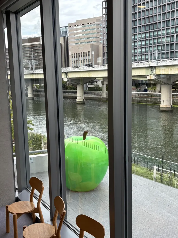 遊記：大阪的「青蘋果」──安藤忠雄的繪本《喜歡惡作劇的建築師》與中之島童書之森