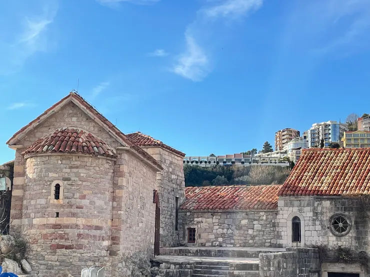 左邊小圓頂為聖巴斯教堂，右邊拍了一半的是聖瑪利亞教堂