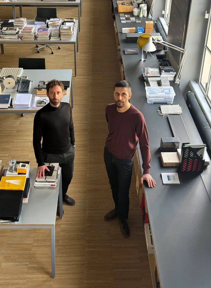 接任 Dordoni 工作室的設計師 Mattia Cimadoro 和 Giuseppe Mauro。