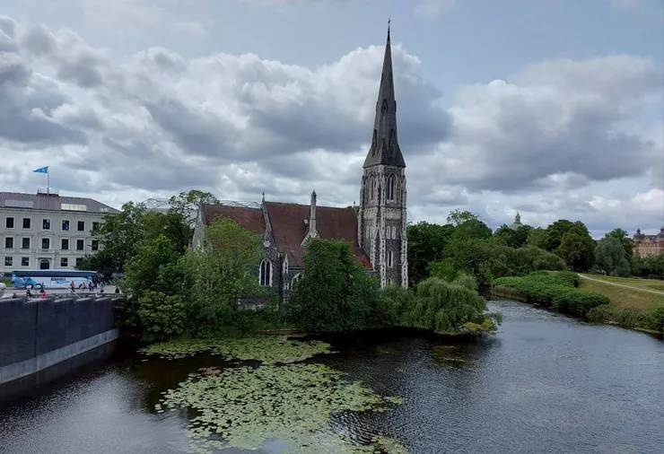 位於邱吉爾公園旁的聖艾爾班教堂