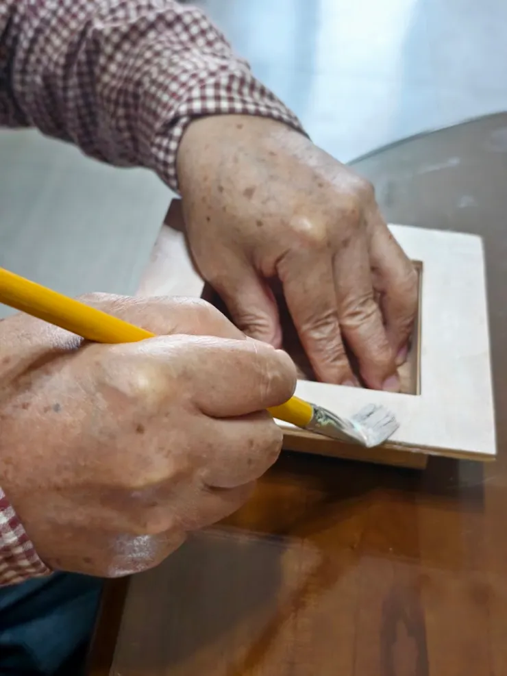 讓伯伯選擇自己喜歡的顏色後，為木框上色