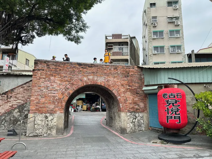 台南二級古蹟兌悅門，以珊瑚礁老古石建造而成的城門，是目前台南唯一可爬上城門的古蹟。