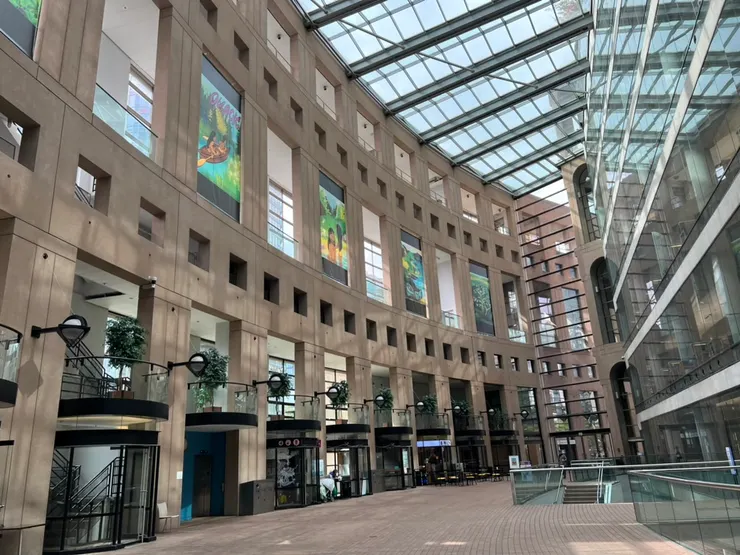 進去以後是光線充足的中庭