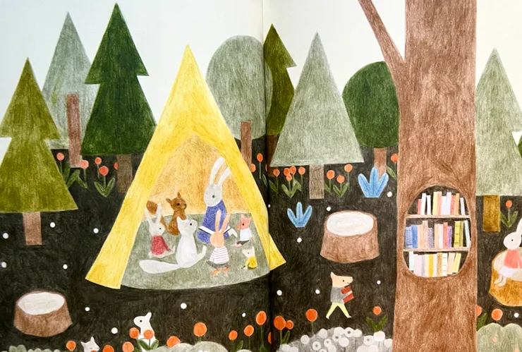 有些孩子專心聽著故事（看到畫面，想起去年辦戶外辦說故事活動）