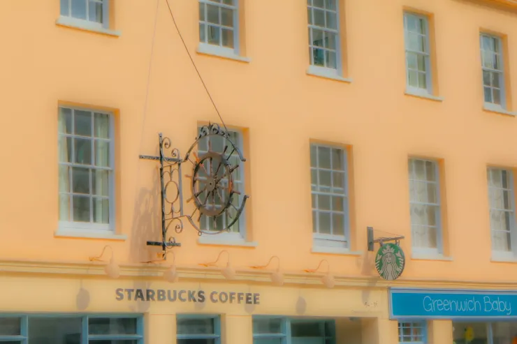 格林威治街道上,星巴克的招牌