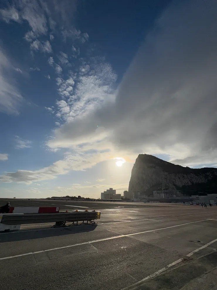 一過海關就會看到的巨岩