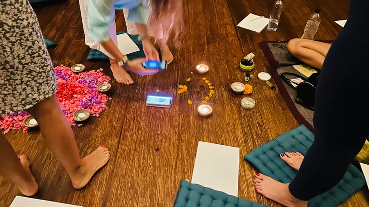 圈圈內的燭火與花瓣