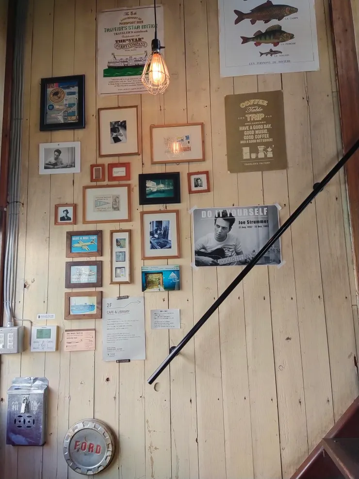 通往二樓的咖啡廳