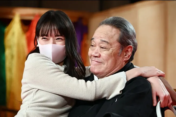 《我家的故事》戶田同樣飾演疑似詐騙失智業界（能樂）宗師的美女，最後卻喜劇收場，跟《地獄占星師》結尾完全不同