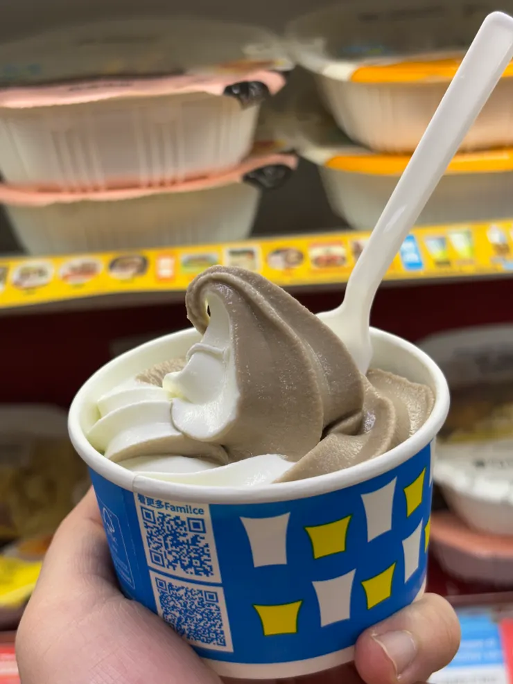 全家霜淇淋｜仙草 X 牛奶
