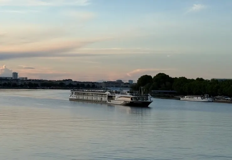 粉彩的天空和河面形成美麗的畫面