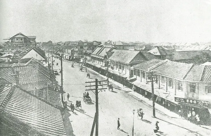 過去的耀華力路，未註明拍攝年份（圖片取自 Silpa Wattanatham 雜誌，1997 年 2 月刊）