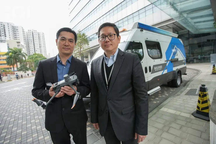 研究及發展高級專業主任王呂強（左）及樓宇總結構工程師周昕（右）。（黃浩謙攝）