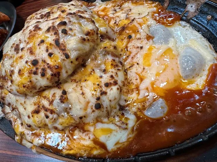 厚片牛排加價多一片再加起司，看起來很享受、吃起來也很享受