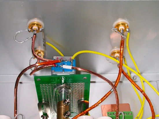 全機僅一組輸入與輸出端子，輸入直接接至音量衰減器，並無透過任何波段開關與繼電器，搭配音量延長桿的使用，縮短訊號路徑