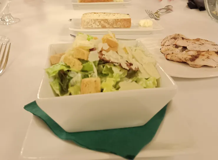 重點都不是盤子的食物，不是麵包、生菜（這些去王品或夏慕尼就可以）；是右處，足足讓我們挑了2個小時的燒焦部位