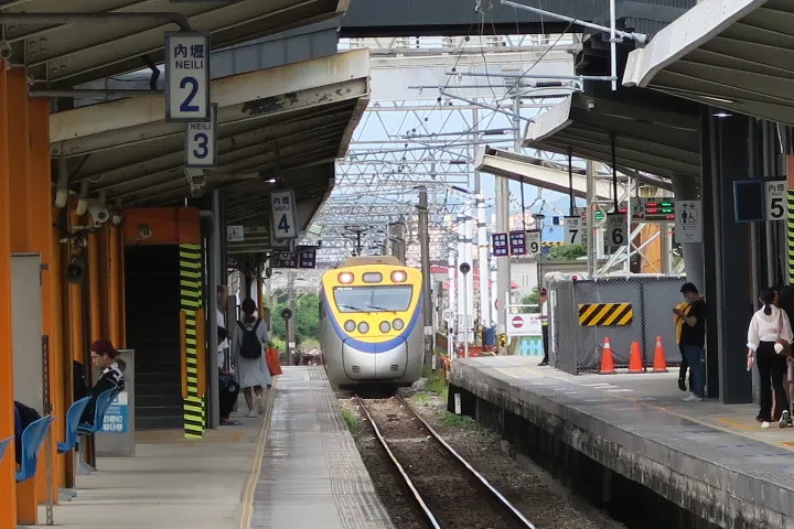 EMU800增備車內壢進站/攝影:作者/內壢