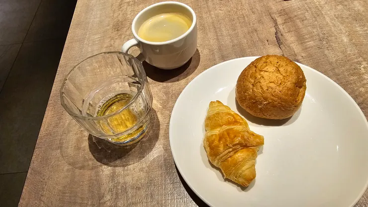 我也拿了麵包、咖啡和台灣啤酒!