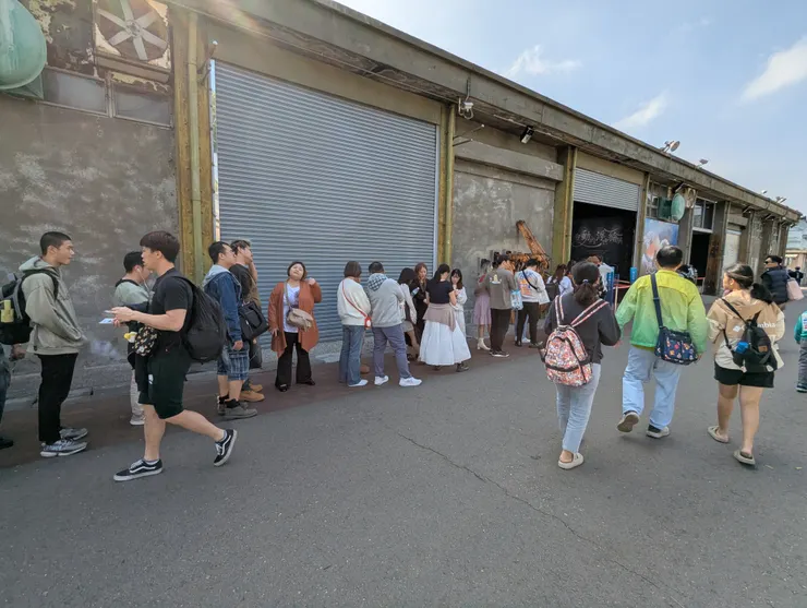 排隊，看會動的浮世繪展的民眾