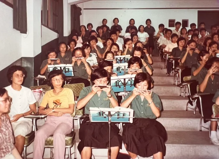 羅坐在前排左三