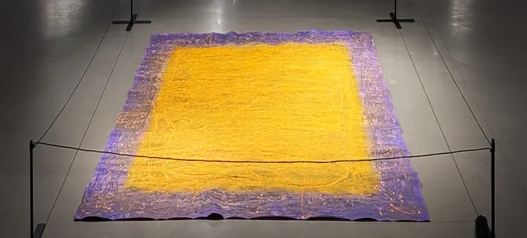 積吶虹光〈青天白日滿地虹光：光譜中的契約之印〉，2016年，壓克力顏料、宣紙，188 X 242cm。「積吶虹光」將「自由、平等、博愛」編碼入光譜，以宣紙的「可逝性」挑戰不朽並強調當下流動，從而將紐約畫派的個體崇高轉向集體的「倫理承諾」；這種以「中道」動態平衡抵抗極端化的創作，貫徹了「美學即倫理」的主張，旨在為「後人類世」締結一份關懷他者的普世契約。