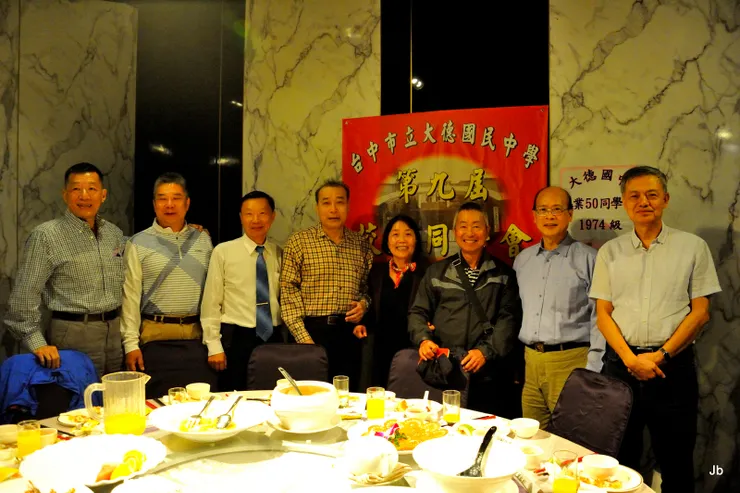 當年的七班合影！怎麼有女生？非也，她是14班魯娟，本班劉魯民的妹妹，因哥哥移民加拿大，特地代表他來合照。當年我們都以為他們是龍鳳胎，但實因魯娟早讀才成為同屆。
