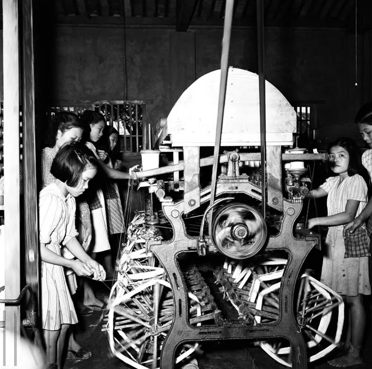 圖2 1952年女性勞動者在操作紡織機具。 檔號：A325000000E/0038/0028/1