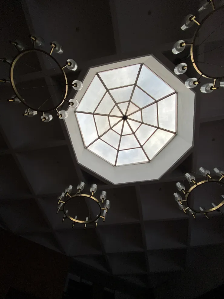 格子天花與八卦造型採光