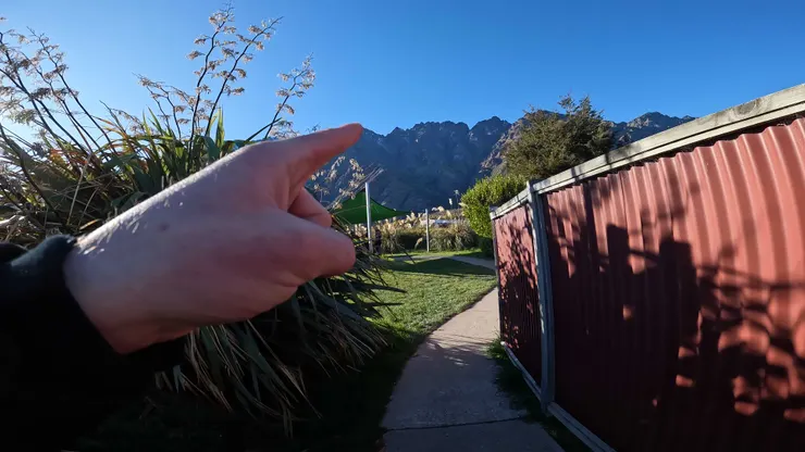 教練:看到前面那座山了嗎，它的高度是我們跳傘高度的一半喔~