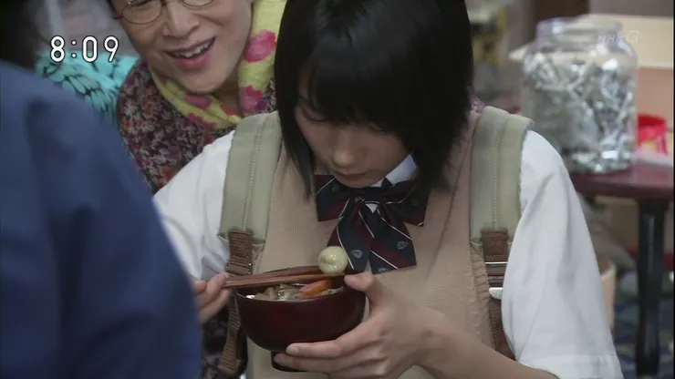 小秋（能年玲奈）吃第一口まめぶ汁